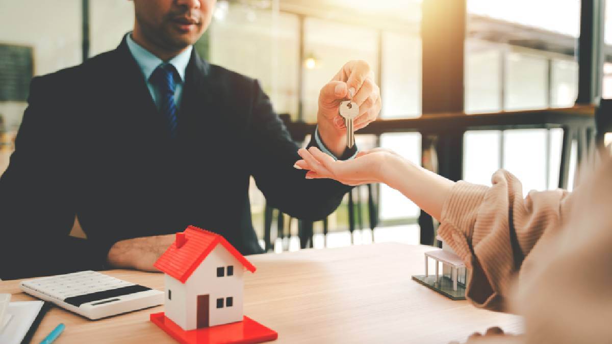 Man handing over keys